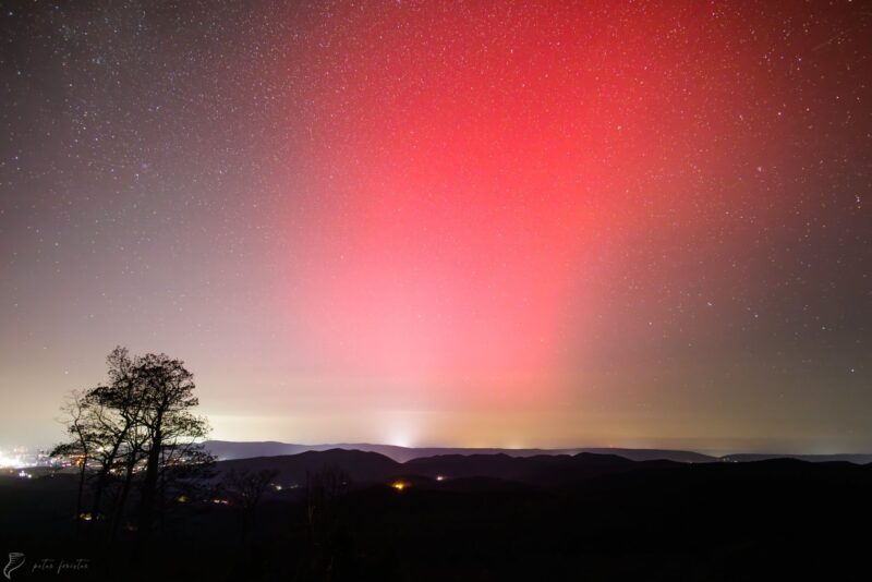 A large, featureless red light in the sky.